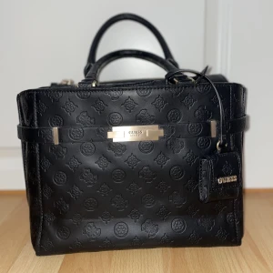 Guess väska  - Guess bea society satchel black 2022 Som ny kanske använd 3 gånger, finns kvitto