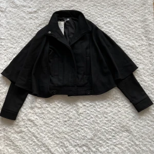 Unik poncho jacka  - Helt ny👍nypris 899kr ☺️ Från husdjur/rökfritt hem ✌️