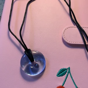 Glas halsband med läder - Handmade glas halsband från gammal glasflaska! Kommer kunnas fås i mörktblått. 