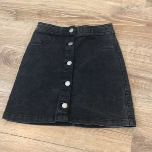 Svart kjol - Detta är en  svart/grå kjol, Jag har använt denna kjol typ 2 gnr 