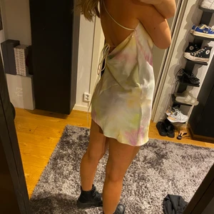 Zara klänning - Klänning från Zara, strl xs! Har en svart nagellacks fläck på ryggen (se bild 3), dock inget man tänker på🧚🏼‍♀️