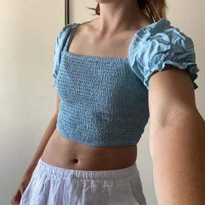 Turkos / blå blus - Köparen står för frakten. Priset kan sänkas vid snabbt köp. Hör av dig vid frågor🤗