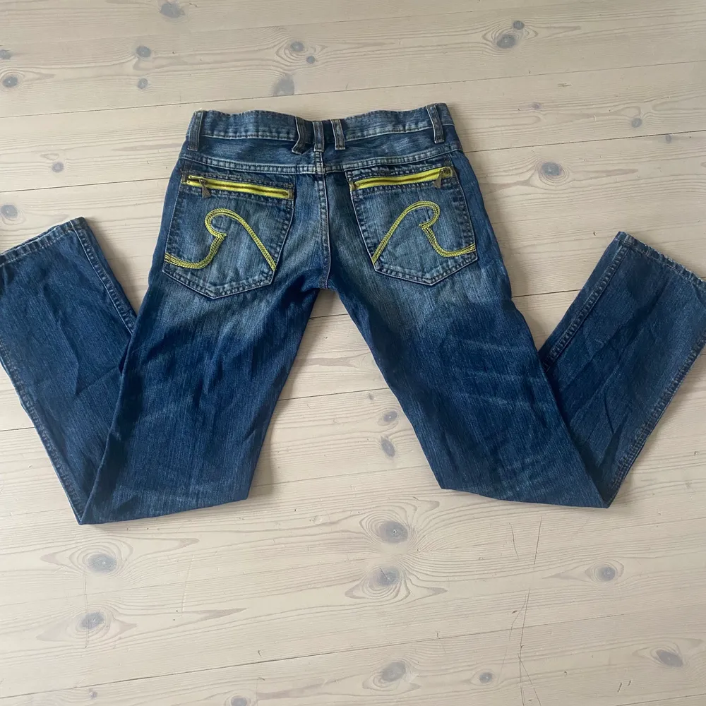 Skitsnygga jeans från replay, köpta secondhand men i bra skick 28 i midjan och 32 i längden  Köpare står för frakt💕💕💕. Jeans & Byxor.