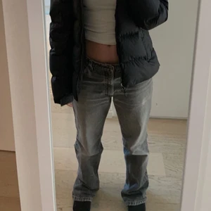 levis jeans - ett par skit coola vintage oversized levis jeans. osäker på storleken men sitter oversized på mig som är en S och 167cm lång. dom har lite slitningar och färgstänk på sig men det är designen(köparen står för frakten)