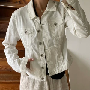 Vit jeansjacka  - Använd endast fåtal gånger, fläckfri med alla knappar på plats. 