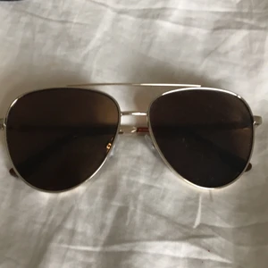Stiliga solglasögon  - Vintage köpa, vet ej vart dem är ifrån för märke. Guld och bruns skaft