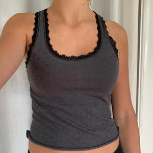 Spets linne - Linne med spets från gammal HM🤍 gulligt tyg med svart spets, liknar lite brandy melville linnen, kontakta mig för billigare frakt