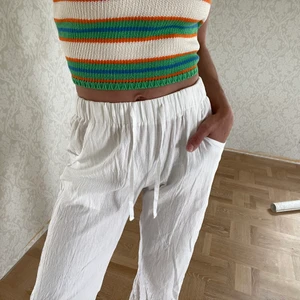 Linnebyxor  - Säljer dessa superfina linnebyxor som tyvärr var lite för korta för mig (är 174 cm), storlek M men skulle säga mer som en S. Passar någon som är 155-165 cm 💛 köpta här på plick, sista två bilderna är lånade 💛 ps. inte alls så genomskinliga som många andra vita byxor kan vara ☺️