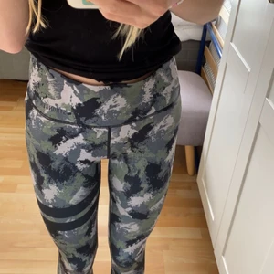 Stronger träningsbyxor  - Träningsbyxor från stronger i nyskick, stl S🤍 använd 2 gg. Köpt för 500kr säljer för 250+frakt. Hör av er vid intresse🫶🏻🫶🏻