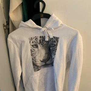 The cool elephant - Säljer min fina The Cool Elephant hoodie som jag använt typ 2-3 gånger och är köpt förra året i september och finns inga fläckar eller något. Köpt för 500kr.💓