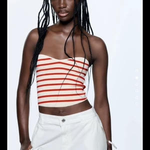 Zara topp - Super fin topp från zara som använts 1 gång alltså nästan helt ny, fraktar antingen spårbart dvs 66kr eller 45kr genom PostNord påse S. Det är storlek S i toppen! Köp 