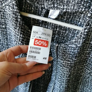 Jacka  - Aldrig använt, prislapp finns kvar. Materialet är polyester och läder. Storlek är 36. 