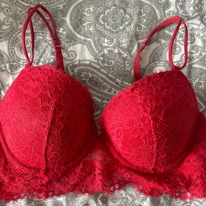 Röd spetsbh  - Jättefin bh, superbra skick. Säljer pga den är för liten för mig och vill därav bli av med den. Tvättas såklart innan den skickas!!