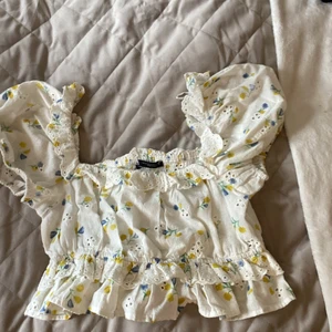 Topp - Jättesöt topp från zara. Köpt för cirka ett år sedan men nästan aldrig använd. Storlek xs💕💞