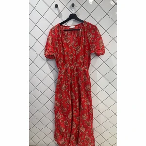 Klänning från Mango. - Röd sommarklänning från Mango som endast används engång. Storlek S. Nyskick. 100% bomull. 