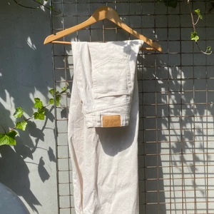 Monki jeans i beige/gräddvit färg - Monki jeans i fint skick, använt endast några få gånger. I byxan står det st 28 men skulle vilja säga att byxan är en S, gällande längd på byxan så går dem näst intill hela vägen ner på mig som är 167. Obs frakten ingår i priset 
