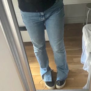 Zara jeans  - Säljer mina favvo jeans från zara då de har blivit förstora för mig 💖 har vanligtvis storlek 40 i byxor o är 171cm 🫶🏼 köpta för 399kr säljer för 320kr 