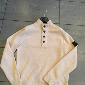 Stone island half zip - En stone island half zip i storlek M. Köpt på stone island i Stockholm för 3200. 9.5/10 använt väldigt få gånger. Kan skicka mer bilder. Köparen står för frakt 📦 