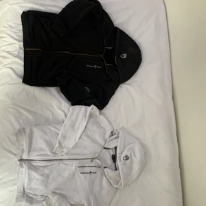 Sail racing hoodie  - Hej 👋 säljer mina 2 sailracing hoodies Okej skick Den vita har storlek 160 och den svarta 170 Ifall ni vill köpa båda kostar dom sammanlagt 200kr Och ifall du vill köpa 1 kostar det 100kr