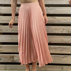 Fin långkok från Zara, XS - Puderrosa kjol från zara. Lång och faller fint. Storlek XS men passar XS-M