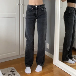 zara midrise jeans - OBS BETALA INTE DIREKT!! buda på dessa slutsålda mid rise jeans från zara!! säljer vid bra bud💘💘 innerbenslängd: 79cm midja: 71cm💞 frakt på 79 kr tillkommer 💝 