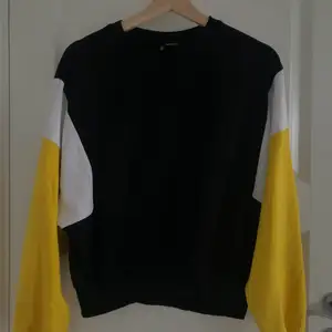 Supermysig tröja från H&M i gult/svart/vitt. Endast använd 2 ggr!❤️