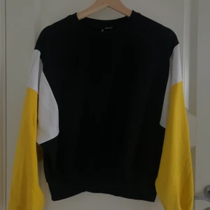 Långärmad tröja, H&M strl S - Supermysig tröja från H&M i gult/svart/vitt. Endast använd 2 ggr!❤️