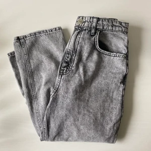 Gråa jeans  - Skit fina baggy jeans från Young Gina, säljer dessa för de sitter alldeles för thigt för mig i midjan💕 