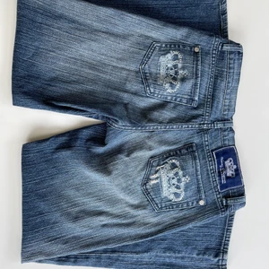 Victoria Beckham jeans - Säljer dom här så fina Victoria Beckham jeansen som jag köpte här på plick nyss. Väldigt bra kvalitet men tyvärr lite för korta på mig som är 159, så skulle funka för någon som är 155-157. Lågmidjade. Kan mötas upp i Sthlm, annars står köparen för frakten
