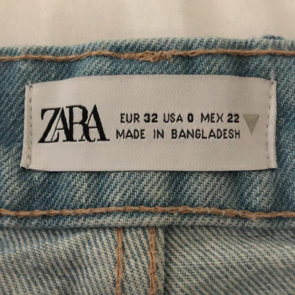 Säljer dessa populära shorts från zara. Dom är bara provade en gång. Kostar 299kr nya köp direkt för 250. Buda privat❗️. Shorts.