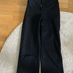 svarta jeans  - Utsvängda jeans ifrån weekday, 34💓 Anvädna 1 gång