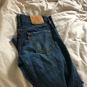 Lågmidjade levis jeans  - Lågmidjade levis jeans som tyvärr är för korta för mig, helt ok skick. Skriv privat för mer bilder💕 jag är 173 lång och har S oftast i jeans 