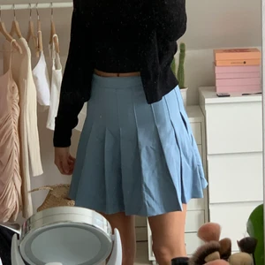 Blå volang kjol  - En söt blå vålangkjol i stl XS från H&M som jag köpte förra året men har aldrig använt den utan den ligger bara i garderoben. Pris går att diskutera, köparen står för frakt 