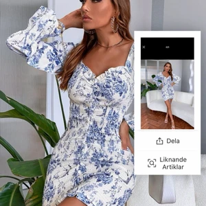 Klänning, vit med blommor fin! - Helt ny oanvänd klänning som jag köpt till en student men ändrade mig i sista sekund super fin men inget tillfälle att ha den pris kan diskuteras!!!