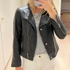 Replay äkta skinnjacka - Äkta skinnjacka från Replay i storlek XS men passar SMALL med!🖤 Nypris runt 3500 kr!