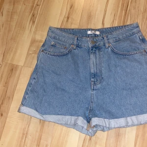 Jeansshorts - Oanvända jeansshorts från NAKD!! 