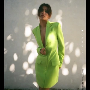 Kostymklänning - Säljer denna supersnygga kostymklänning från Zara i storlek Small. Prislappen sitter kvar och den är aldrig använd. Missade att lämna tillbaka den inom öppet köp. 