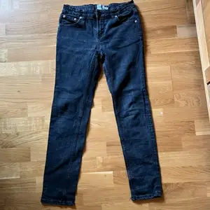 Säljer dessa svarta lågmidjade jeans från lager 157, nypris 250 säljer för 170kr, knappt använda, nyskick, strl S. Köparen står för frakt