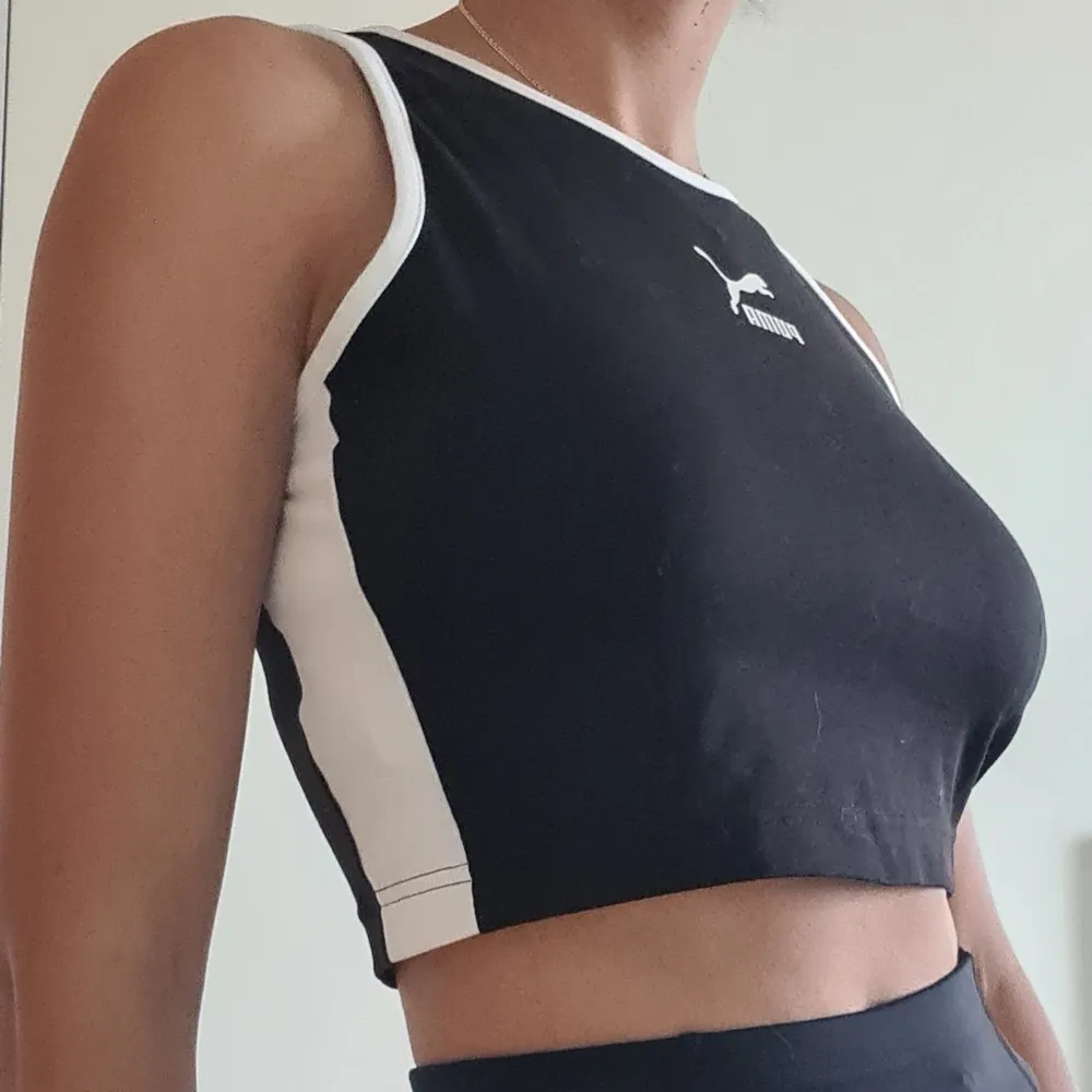 Very comfortable Puma crop top.  90's black and white design.. Toppar.