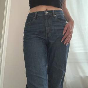Jeans åt det lösare hållet med mörkare ”slitsar” (inte öppna) på insidan. De sitter bra och är snygga men är tyvärr för korta för mig som är 170cm lång. 