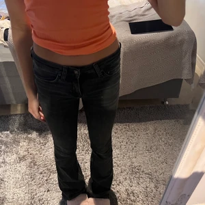 Lågmidjade bootcut jeans - Grå/svarta låga bootcut jeans från zara 