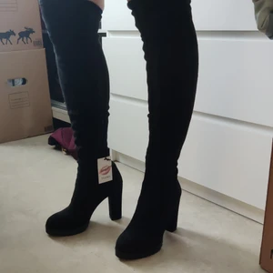 Tiamo overknee skor - Skor från tiamo. Aldrig använda, lapp sitter kvar. Mockaimitation, 9 cm klack. Nypris 800kr