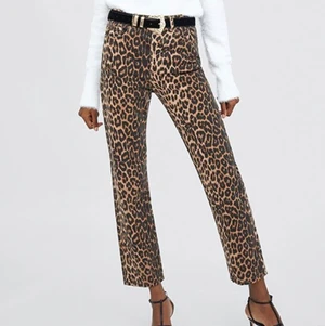 leopard jeans 🐆❤️‍🔥 - Leopardjeans från Zara! Dessa är i storlek 38 men skulle säga att de är lite små i storleken! ❤️‍🔥❤️‍🔥