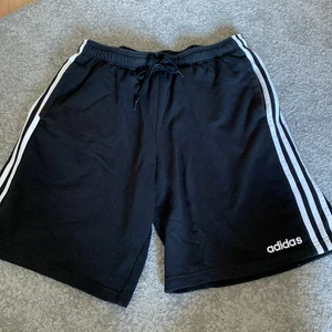 Adidas mjukis shorts  - Endast använda några gånger.
