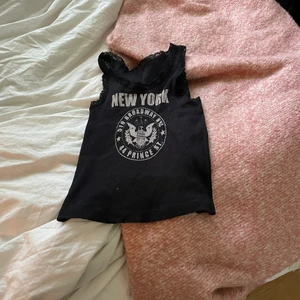 Brandy melville - Ett svart linne med tryck från brandy melville jag tror storleken är one size men brukar ha S/XS i tröjor och den passar jätte bra 90kr+  frakt