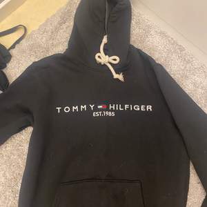 Säljer min fake Tommy hilfiger hoodie i storlek M! Jätteskön men har inte kommit till användning alls mycket. Säljer för 50 kr+ frakt då den är fake 😊 Köptes för runt 200kr i Turkiet 👍🏻