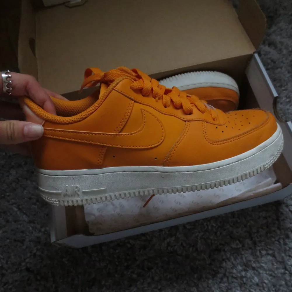 Ett par sneakers från Nike i modellen Air force 1 i en superfin orangefärg. Inget slitage eller märken och så gott som nyskick🌻 Köpare stär för frakt ! 🌺. Skor.