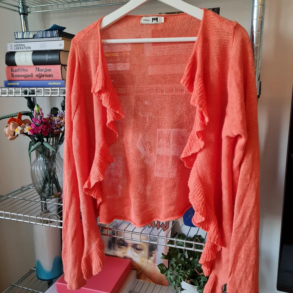 Så fin cardigan i 100% linne matrial i en så fin koral orange färg, se sista bild för att få rätt färg på den. Står att det är en L men skulle absolut funka mer åt s/m Köparen står för frakten  . Stickat.