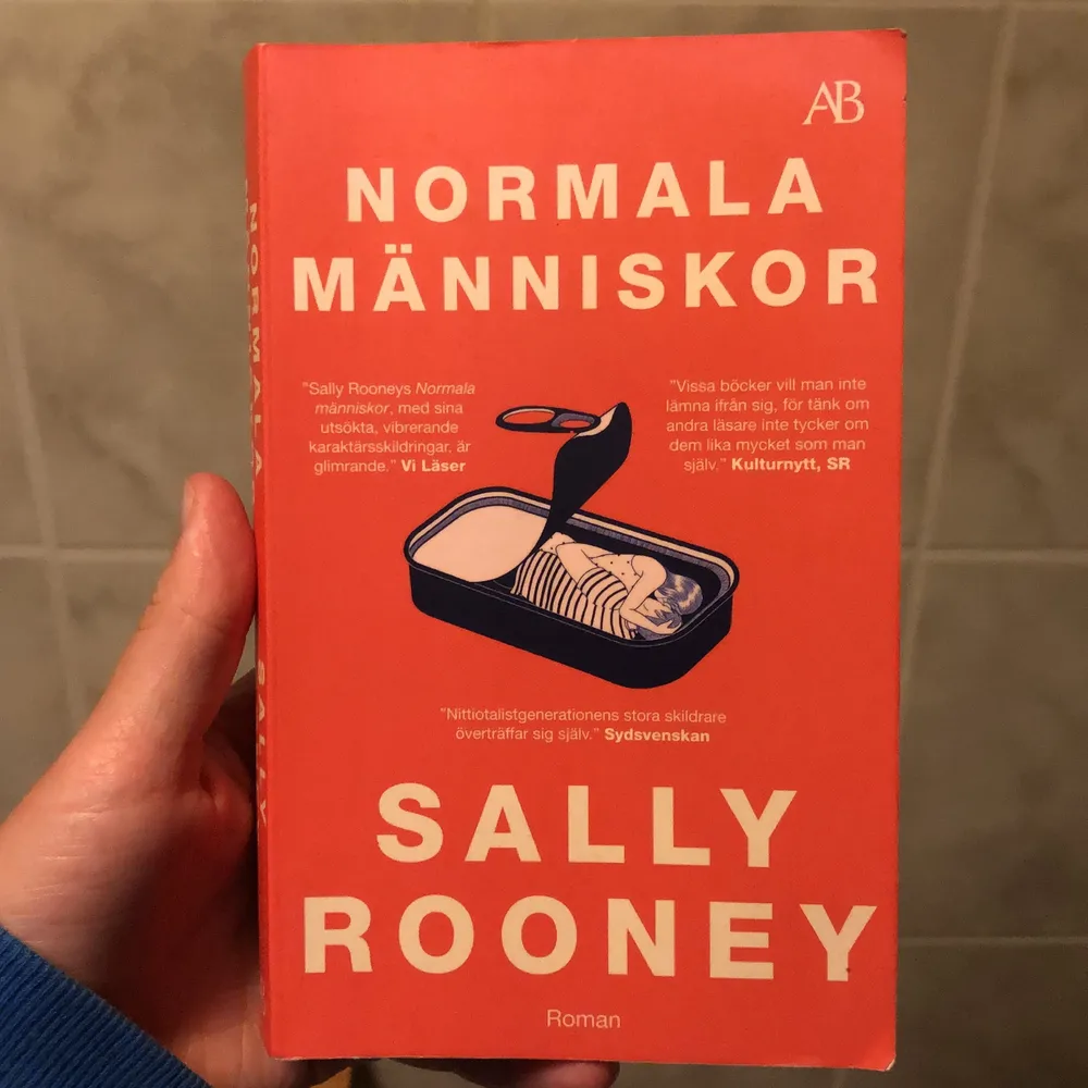 Boken ”normala människor” skriven av Sally Rooney. Boken är i fint skick och skriven på svenska. Boken är en pocket och är lika stor som en vanlig pocket. Jag kan frakta boken eller så kan ni hämta upp den i Uppsala. Priset kan diskuteras!. Övrigt.