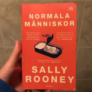bok, normala människor  - Boken ”normala människor” skriven av Sally Rooney. Boken är i fint skick och skriven på svenska. Boken är en pocket och är lika stor som en vanlig pocket. Jag kan frakta boken eller så kan ni hämta upp den i Uppsala. Priset kan diskuteras!